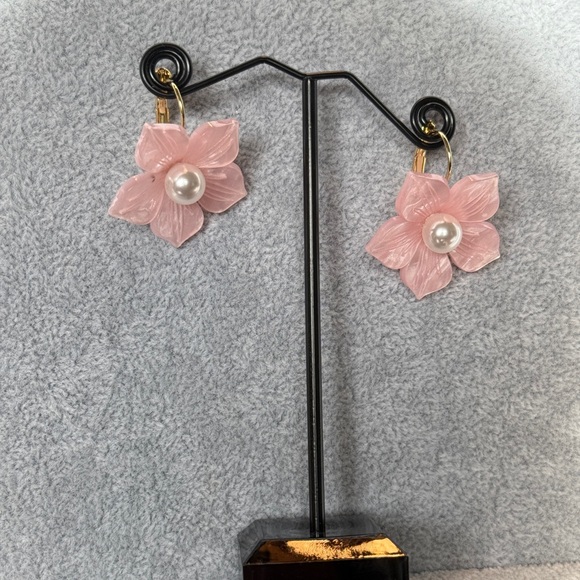 Pearl petal earrings - Picture 4 of 5